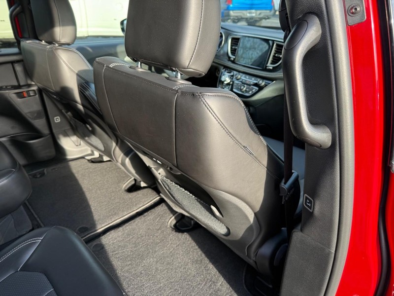 Chrysler Pacifica Vehicle Full-screen Gallery Image 12