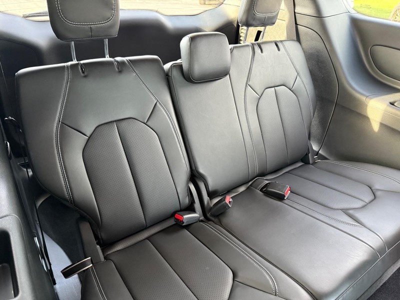 Chrysler Pacifica Vehicle Full-screen Gallery Image 13