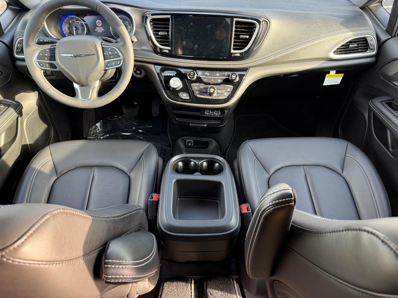 Chrysler Pacifica Vehicle Full-screen Gallery Image 14