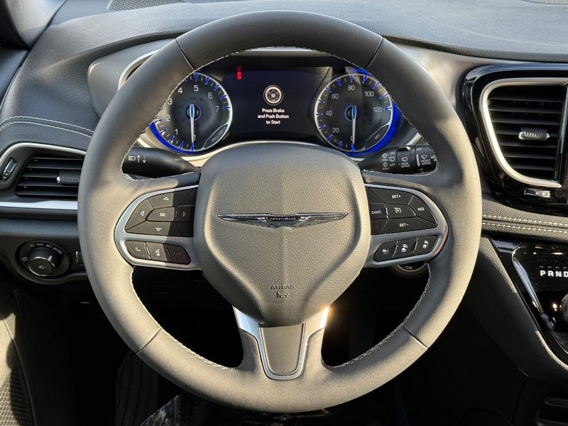 Chrysler Pacifica Vehicle Full-screen Gallery Image 15