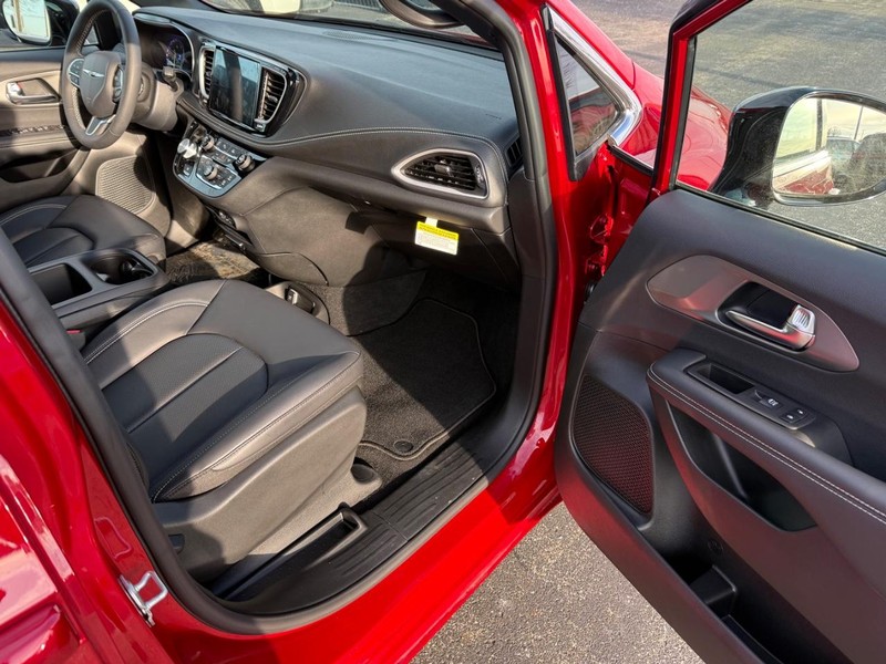 Chrysler Pacifica Vehicle Full-screen Gallery Image 16