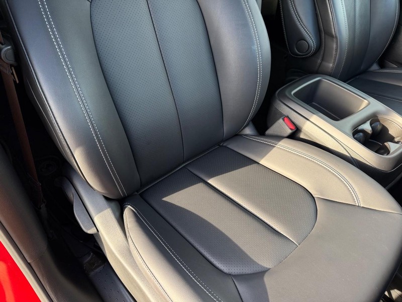 Chrysler Pacifica Vehicle Full-screen Gallery Image 17