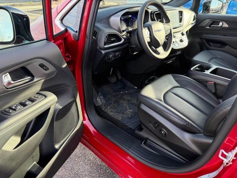 Chrysler Pacifica Vehicle Full-screen Gallery Image 18