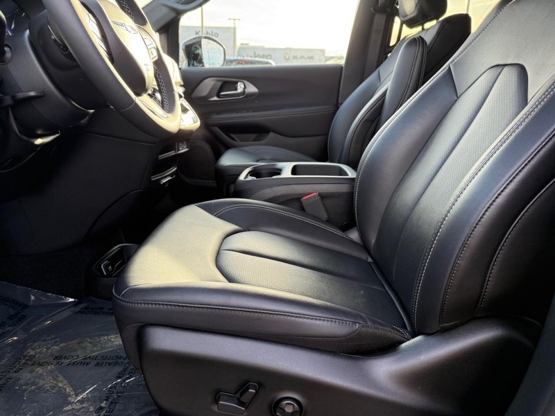 Chrysler Pacifica Vehicle Full-screen Gallery Image 19