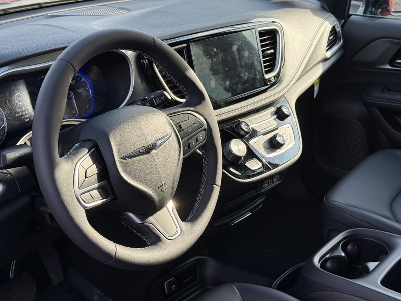 Chrysler Pacifica Vehicle Full-screen Gallery Image 20