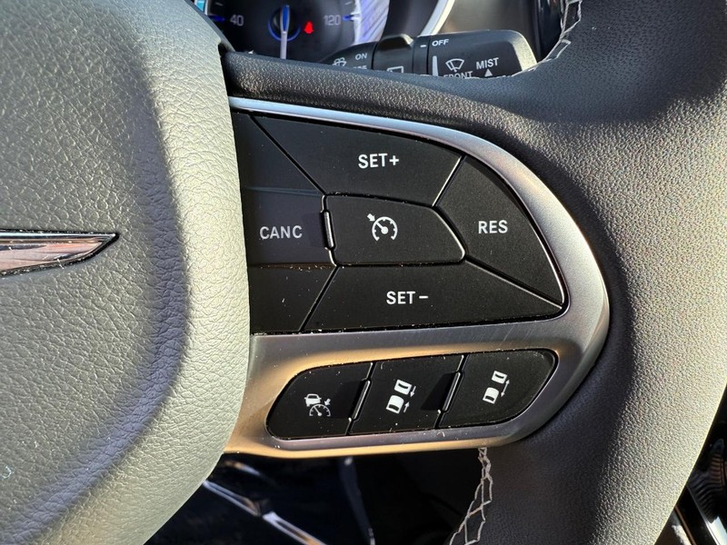 Chrysler Pacifica Vehicle Full-screen Gallery Image 22