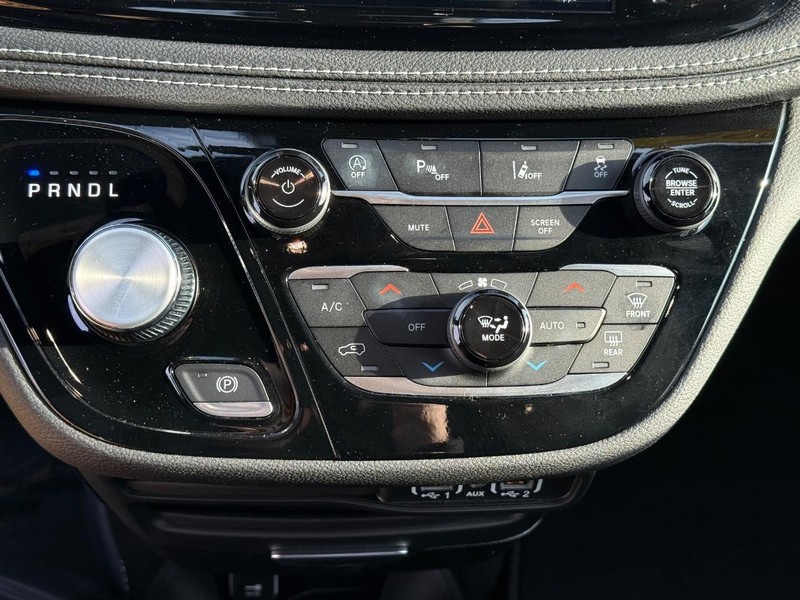 Chrysler Pacifica Vehicle Full-screen Gallery Image 26