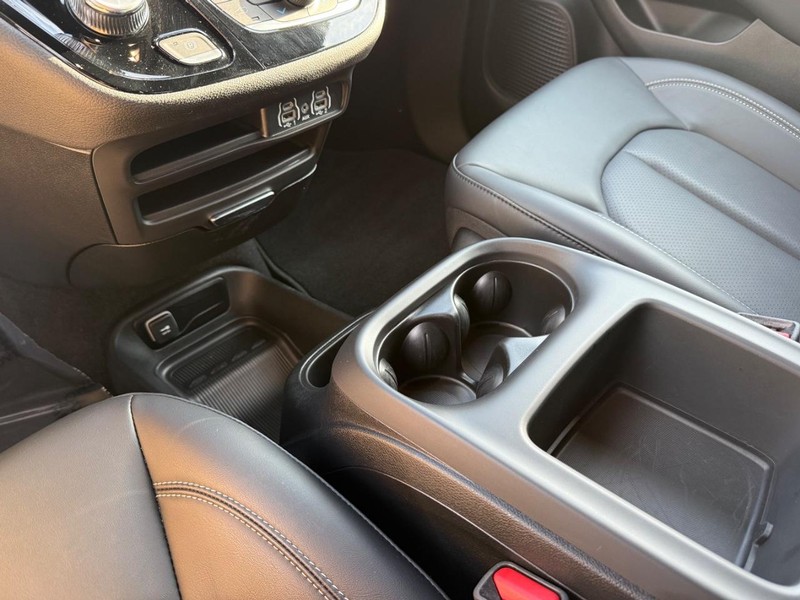 Chrysler Pacifica Vehicle Full-screen Gallery Image 27