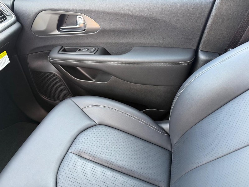 Chrysler Pacifica Vehicle Full-screen Gallery Image 28