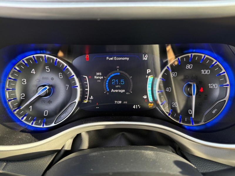 Chrysler Pacifica Vehicle Full-screen Gallery Image 29