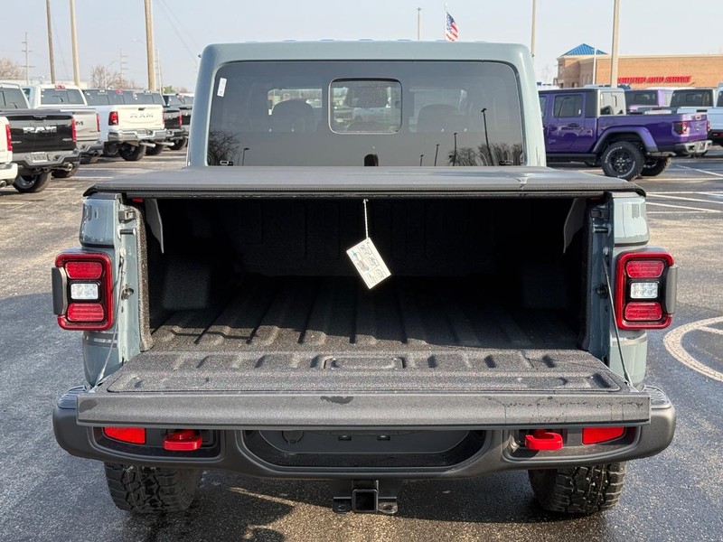 Jeep Gladiator Vehicle Full-screen Gallery Image 7