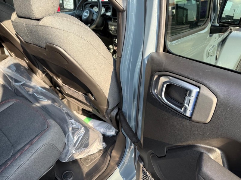 Jeep Gladiator Vehicle Full-screen Gallery Image 11