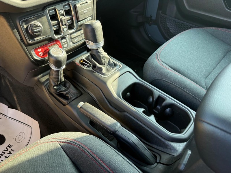 Jeep Gladiator Vehicle Full-screen Gallery Image 26