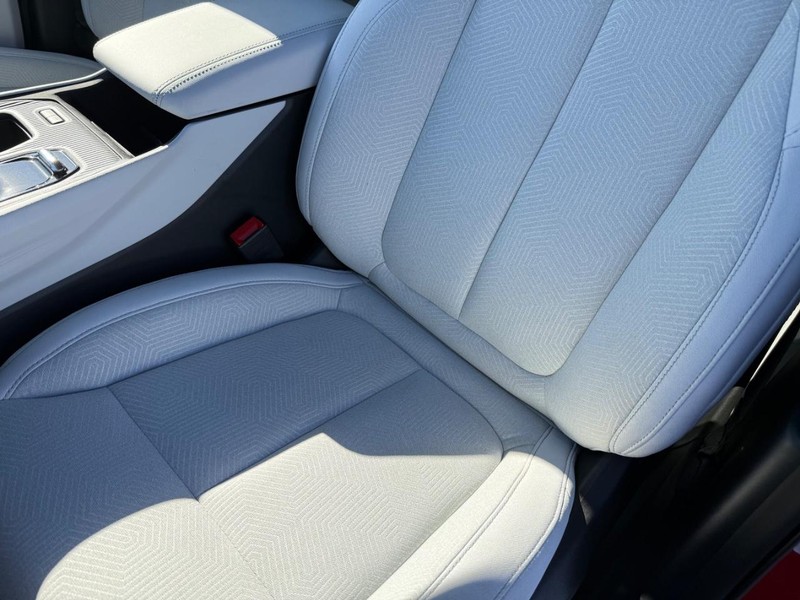 Jeep Cherokee Vehicle Full-screen Gallery Image 30
