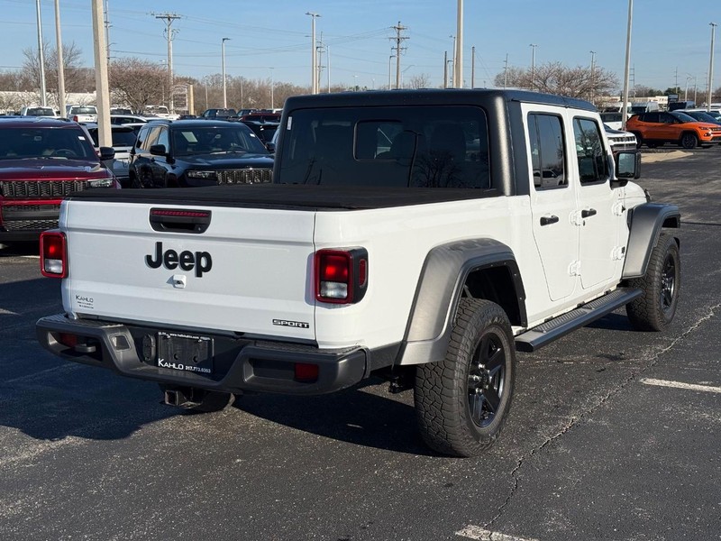 Jeep Gladiator Vehicle Full-screen Gallery Image 3