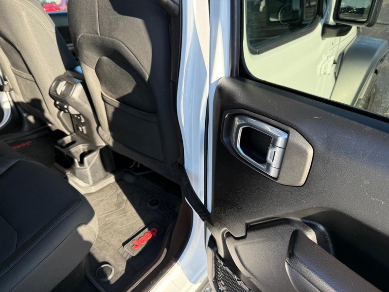 Jeep Gladiator Vehicle Full-screen Gallery Image 11