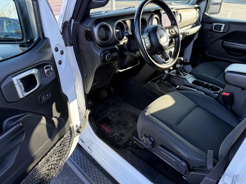 Jeep Gladiator Vehicle Full-screen Gallery Image 16