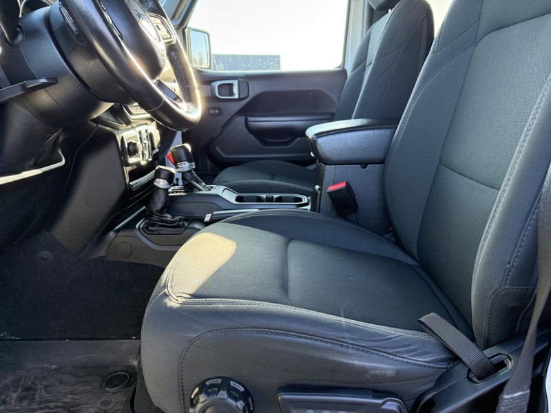 Jeep Gladiator Vehicle Full-screen Gallery Image 17