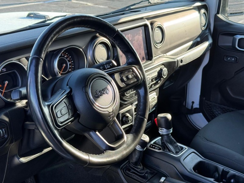 Jeep Gladiator Vehicle Full-screen Gallery Image 18