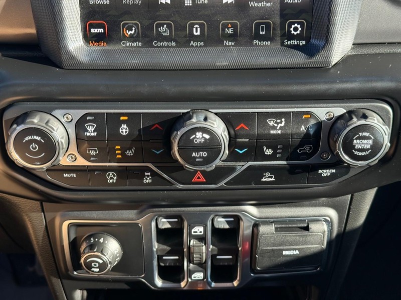 Jeep Gladiator Vehicle Full-screen Gallery Image 25