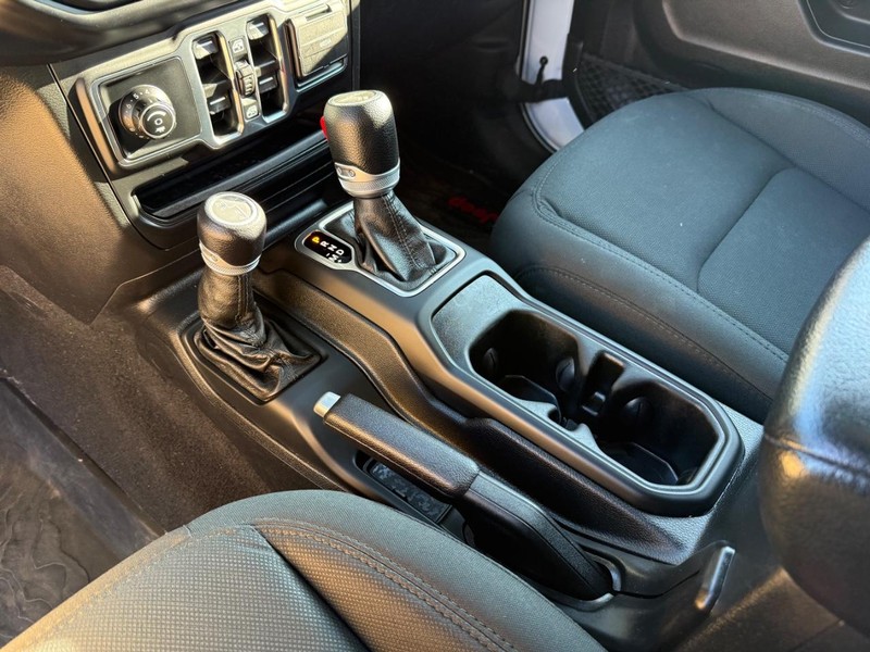 Jeep Gladiator Vehicle Full-screen Gallery Image 26