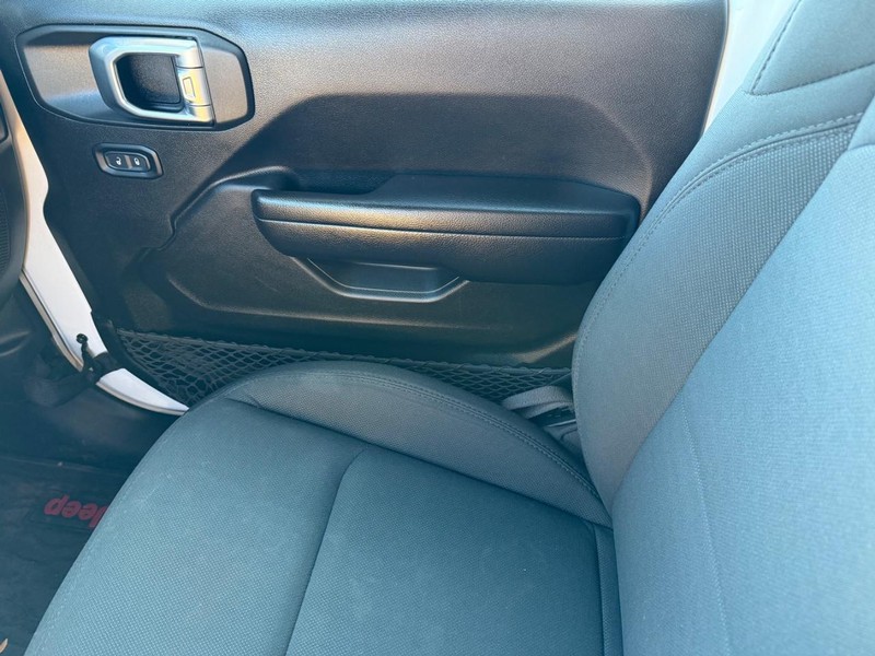 Jeep Gladiator Vehicle Full-screen Gallery Image 27