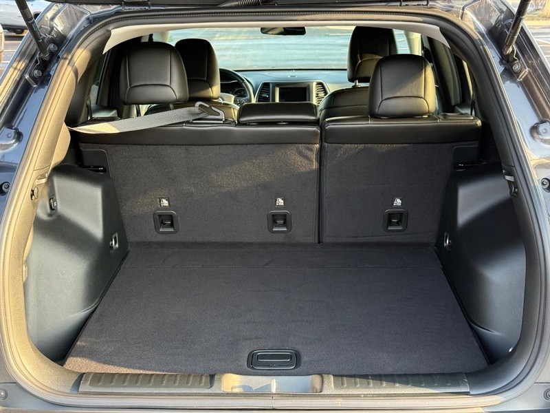 Jeep Cherokee Vehicle Full-screen Gallery Image 7