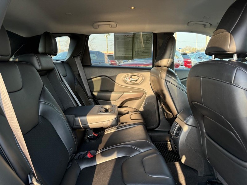 Jeep Cherokee Vehicle Full-screen Gallery Image 10