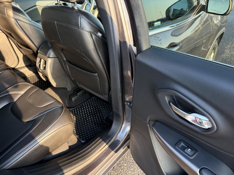 Jeep Cherokee Vehicle Full-screen Gallery Image 11