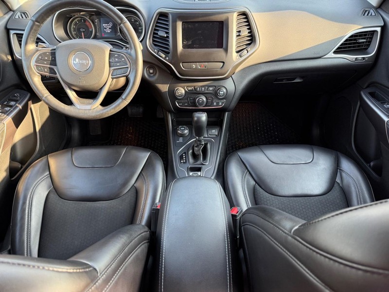 Jeep Cherokee Vehicle Full-screen Gallery Image 12