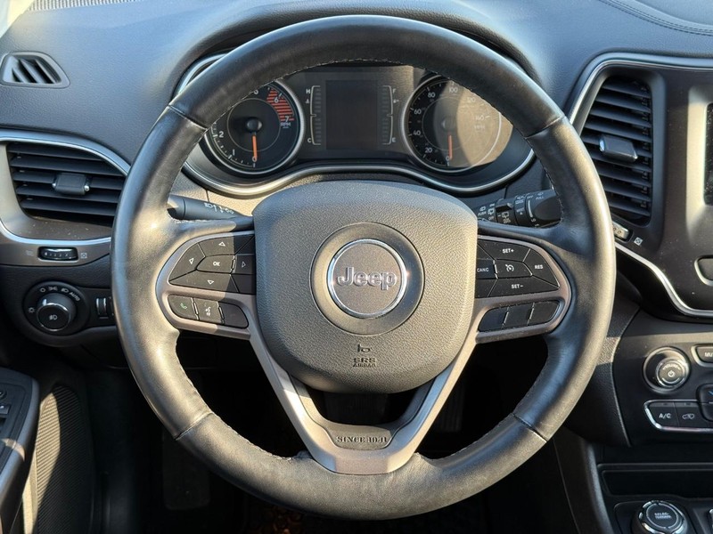Jeep Cherokee Vehicle Full-screen Gallery Image 13