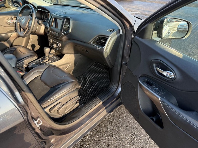 Jeep Cherokee Vehicle Full-screen Gallery Image 14