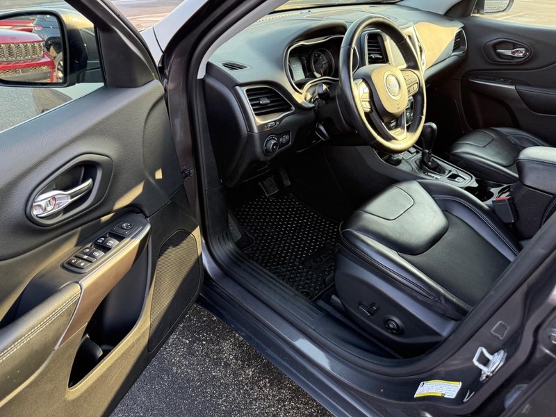Jeep Cherokee Vehicle Full-screen Gallery Image 16