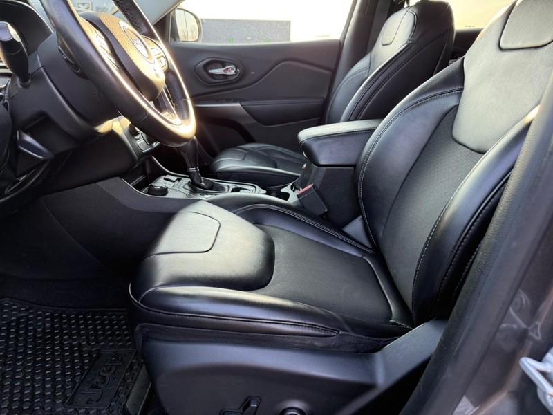 Jeep Cherokee Vehicle Full-screen Gallery Image 17