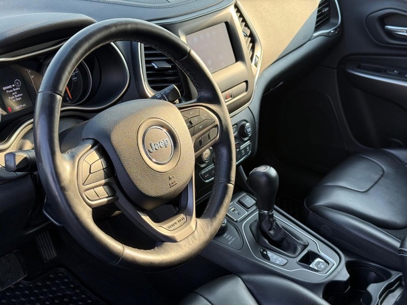 Jeep Cherokee Vehicle Full-screen Gallery Image 18