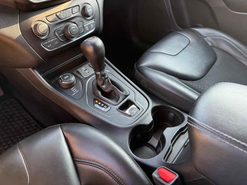 Jeep Cherokee Vehicle Full-screen Gallery Image 26