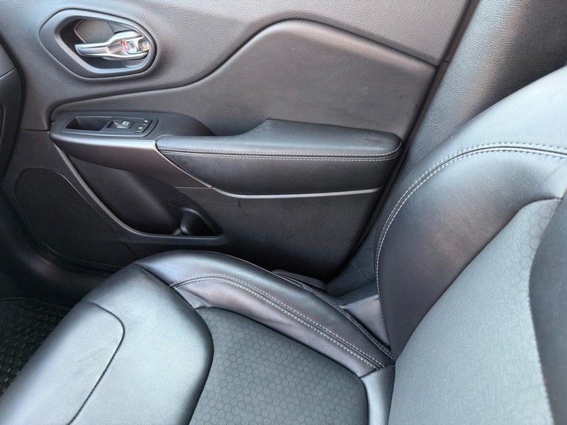 Jeep Cherokee Vehicle Full-screen Gallery Image 27