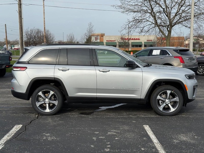 Jeep Grand Cherokee Vehicle Full-screen Gallery Image 2