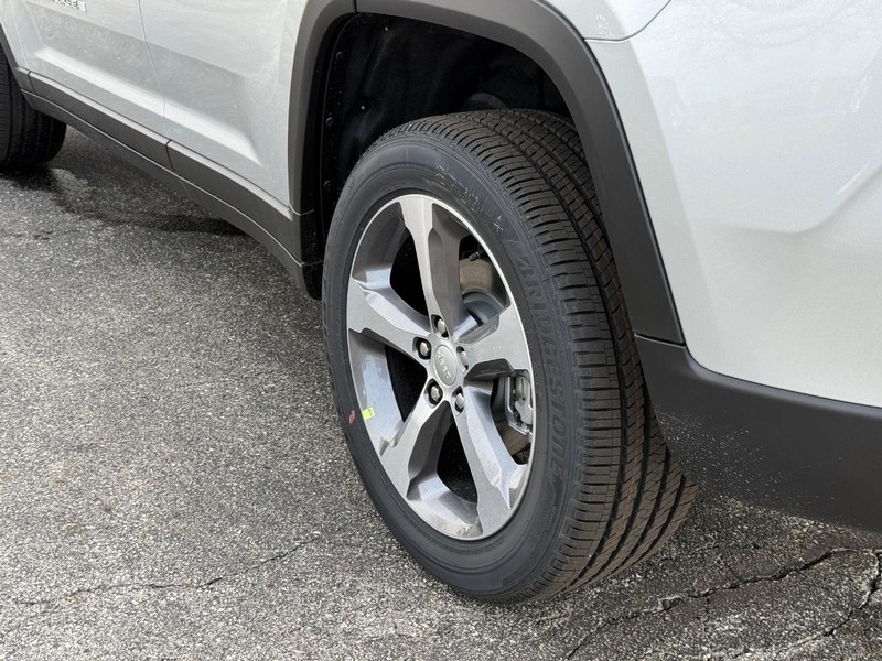 Jeep Grand Cherokee Vehicle Full-screen Gallery Image 6