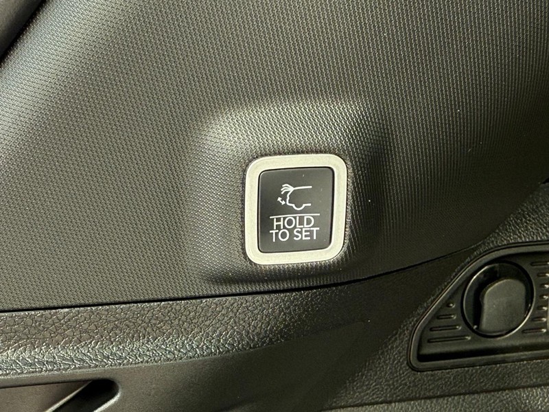Jeep Grand Cherokee Vehicle Full-screen Gallery Image 8