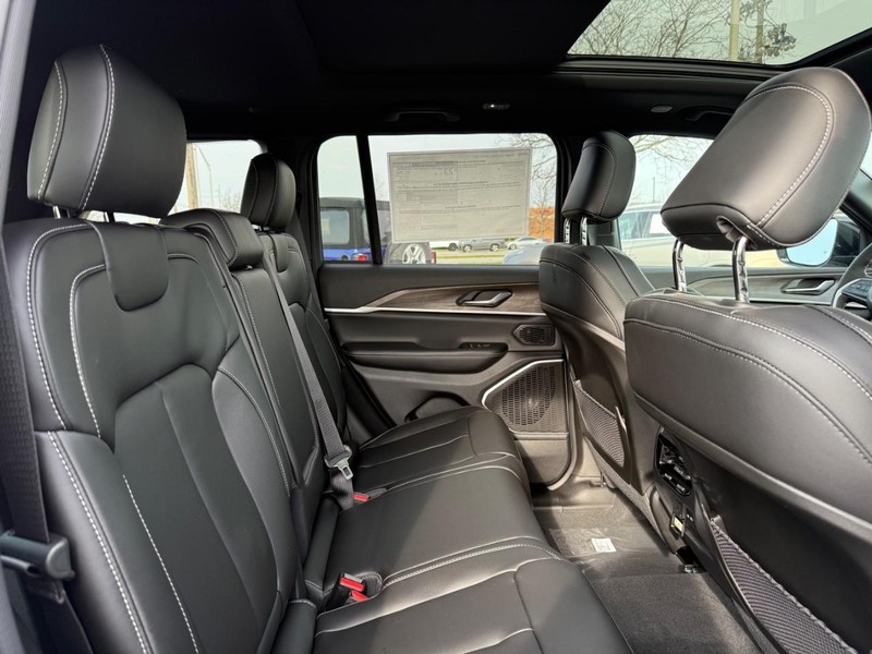 Jeep Grand Cherokee Vehicle Full-screen Gallery Image 11