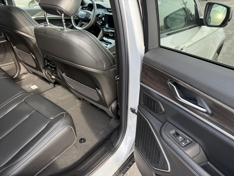 Jeep Grand Cherokee Vehicle Full-screen Gallery Image 12