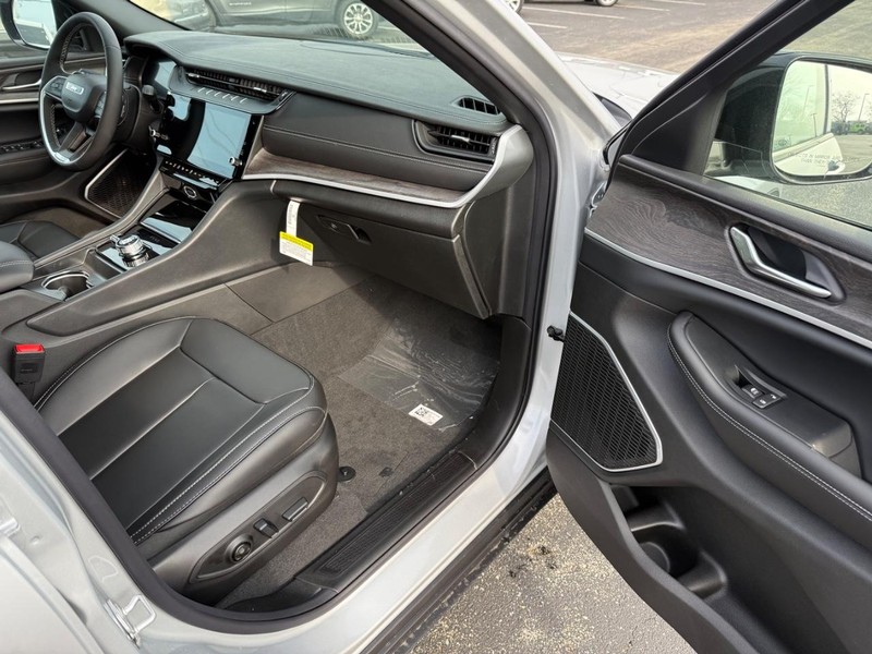 Jeep Grand Cherokee Vehicle Full-screen Gallery Image 16