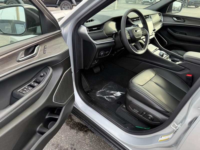 Jeep Grand Cherokee Vehicle Full-screen Gallery Image 18