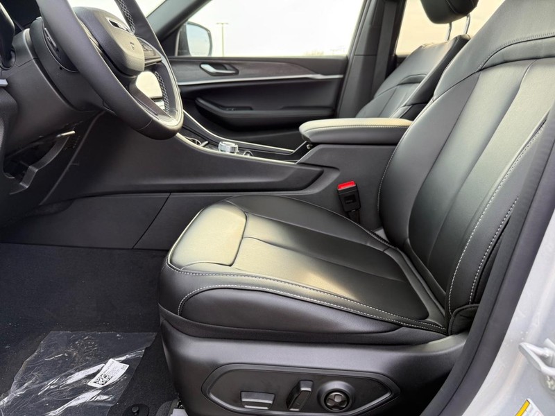 Jeep Grand Cherokee Vehicle Full-screen Gallery Image 19