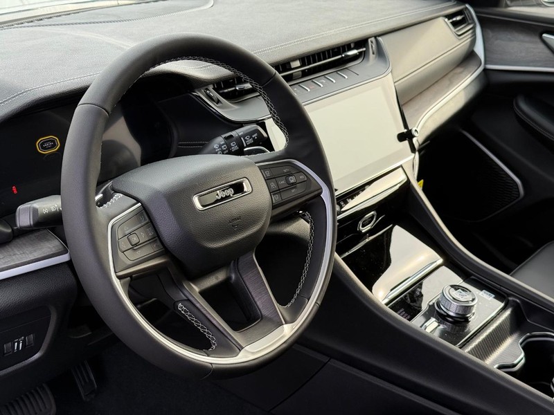 Jeep Grand Cherokee Vehicle Full-screen Gallery Image 20