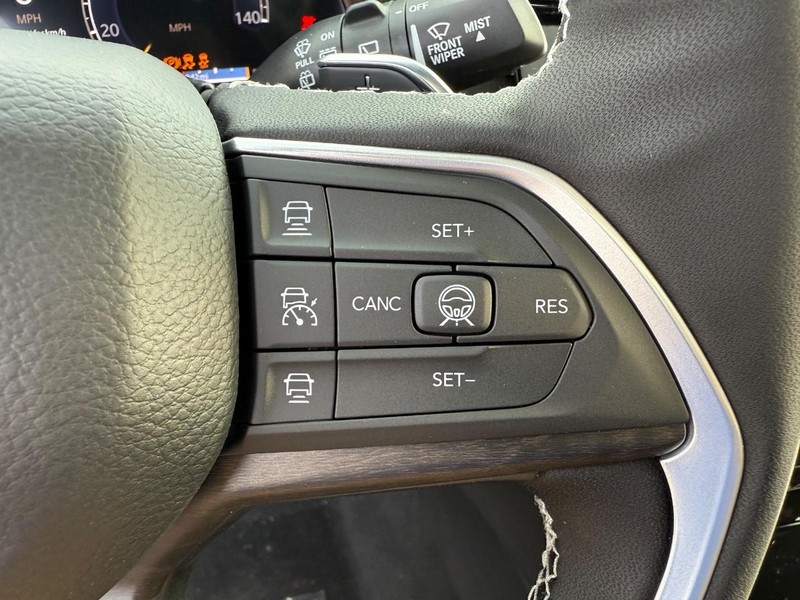 Jeep Grand Cherokee Vehicle Full-screen Gallery Image 22