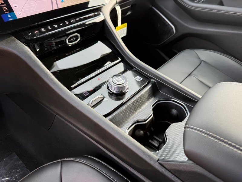 Jeep Grand Cherokee Vehicle Full-screen Gallery Image 26