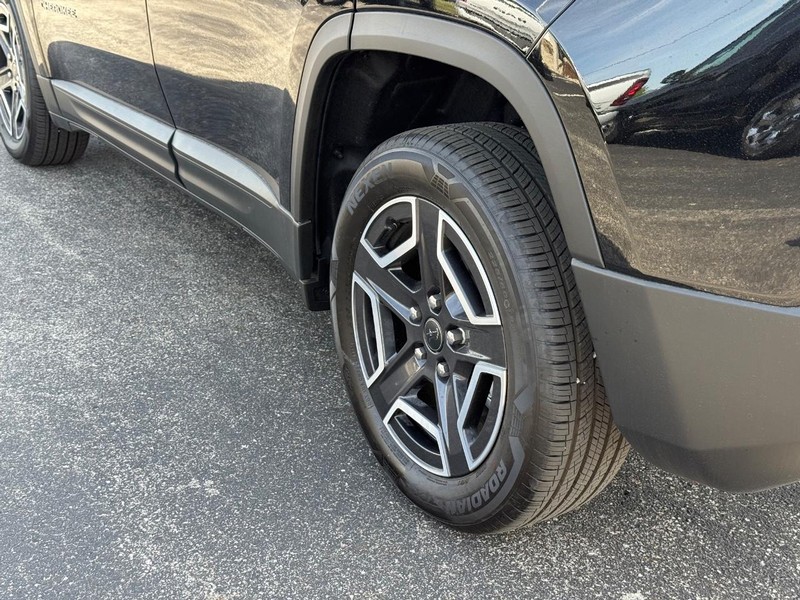 Jeep Cherokee Vehicle Full-screen Gallery Image 6