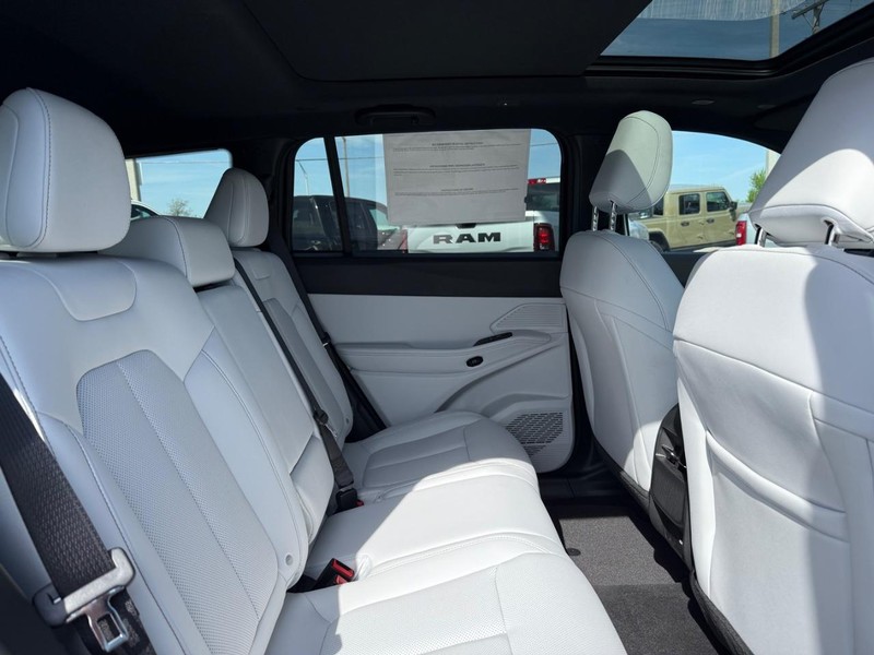 Jeep Cherokee Vehicle Full-screen Gallery Image 11